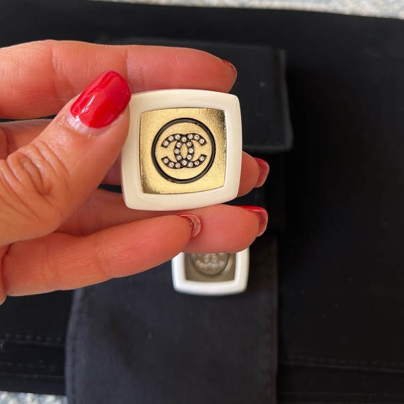 CHANEL SS 2022 Collection Earrings - Picture 3 of 6